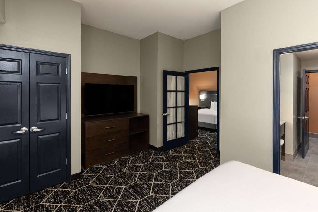 La Quinta Inn & Suites by Wyndham Olathe - photo 32