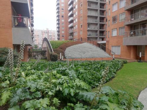 Hermosa habitación privada en conjunto residencial cerca al Aeropuerto y terminal de Bogotá zonas comunes se comparten con 1 persona — 4-Star Luxury Hotel in Bogota, Colombia