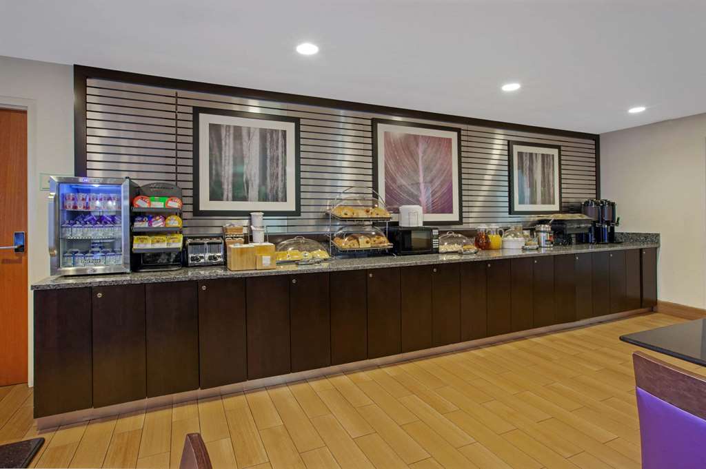 La Quinta Inn & Suites by Wyndham Detroit Metro Airport - photo 38