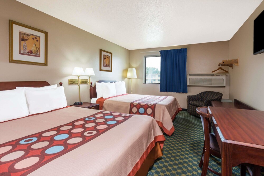 Super 8 by Wyndham Bridgeton Arpt St Louis Area - photo 8