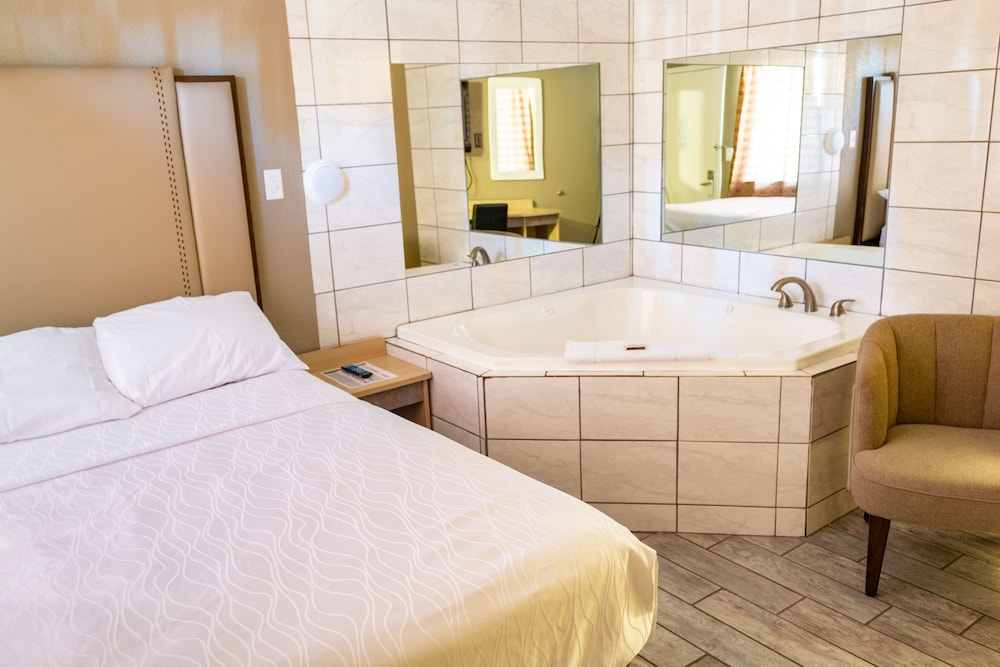 Econo Lodge Inn & Suites Yuma - photo 17