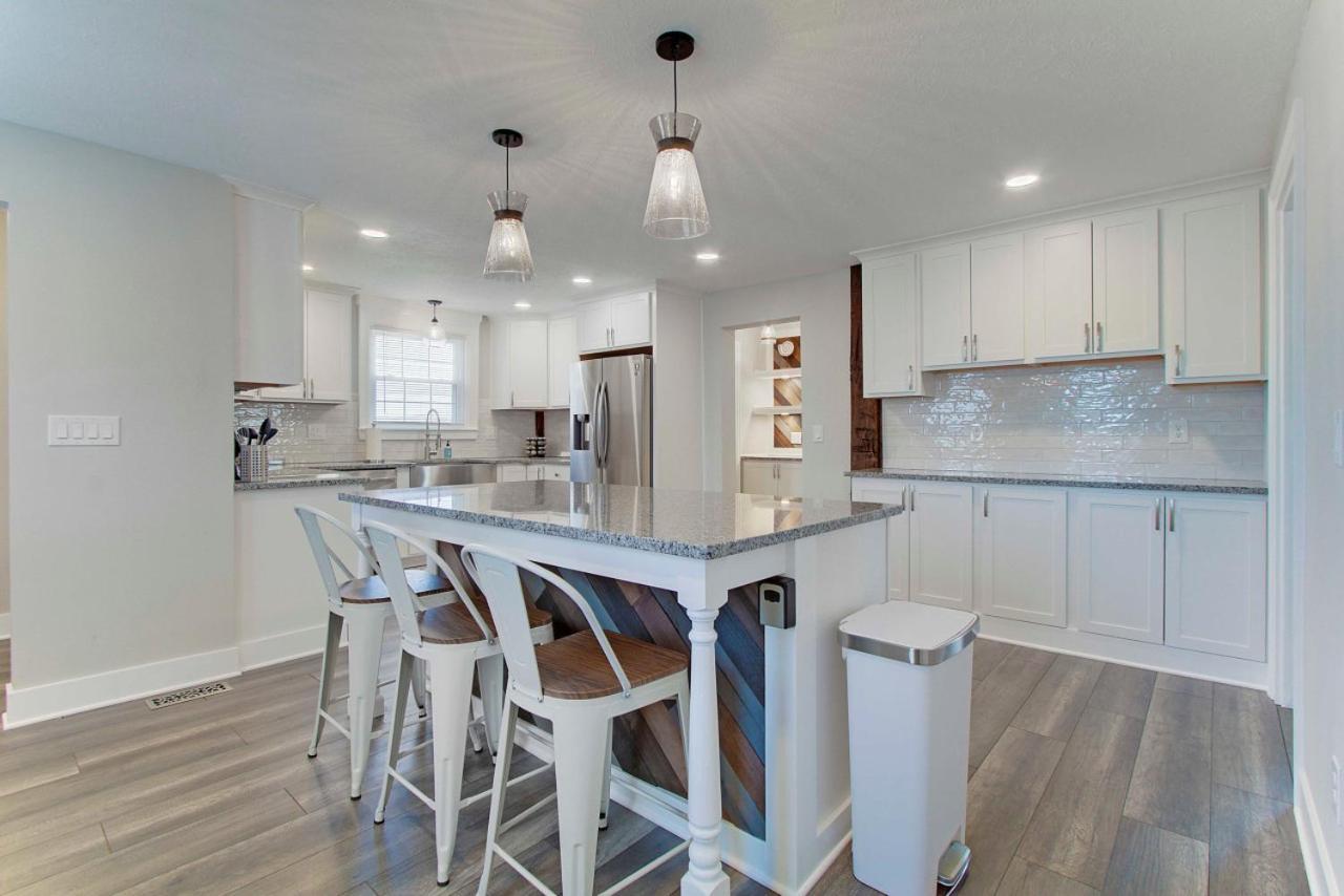 Sleeps 16 Large Groups 2 Full Homes In Vermilion — 4-Star Luxury Hotel in Vermilion, United States