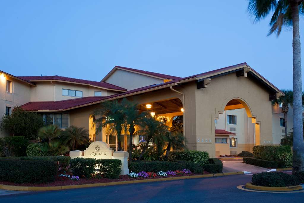 La Quinta Inn & Suites by Wyndham St. Pete Clearwater Airpt - photo 2