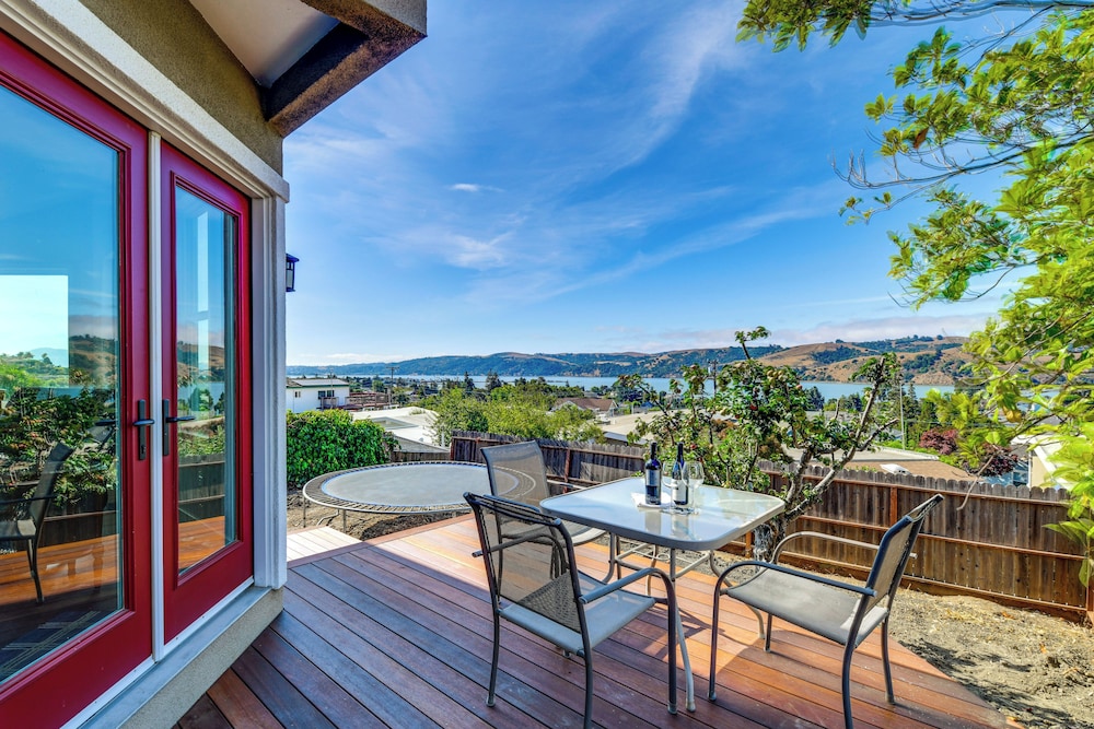 1 Mi to Downtown Benicia: Scenic Cliffside Escape — hotel in Benicia