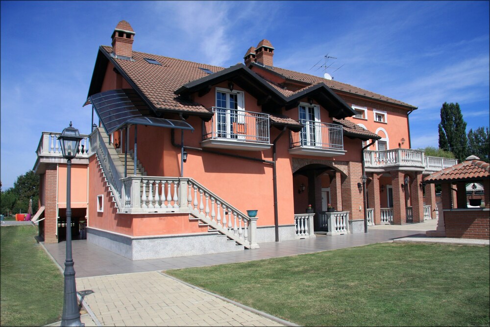 B&B Villa Sassi — 4-Star Luxury Hotel in Alessandria, Italy