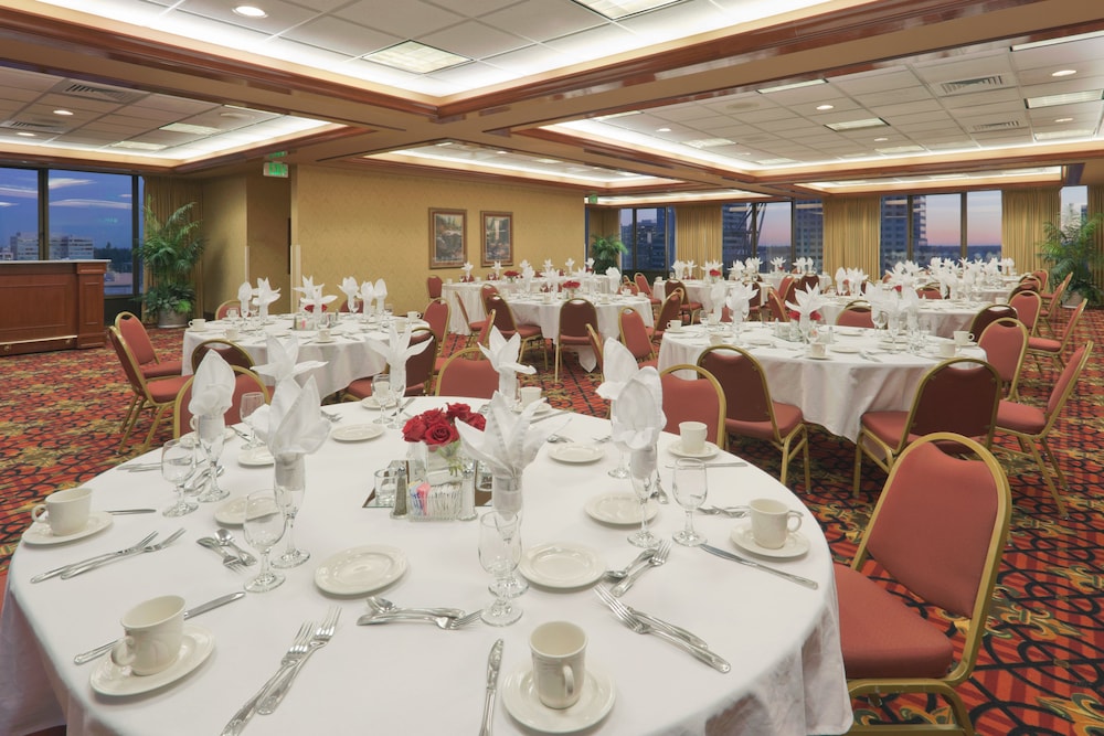 Holiday Inn Sacramento Downtown Arena by IHG - photo 41