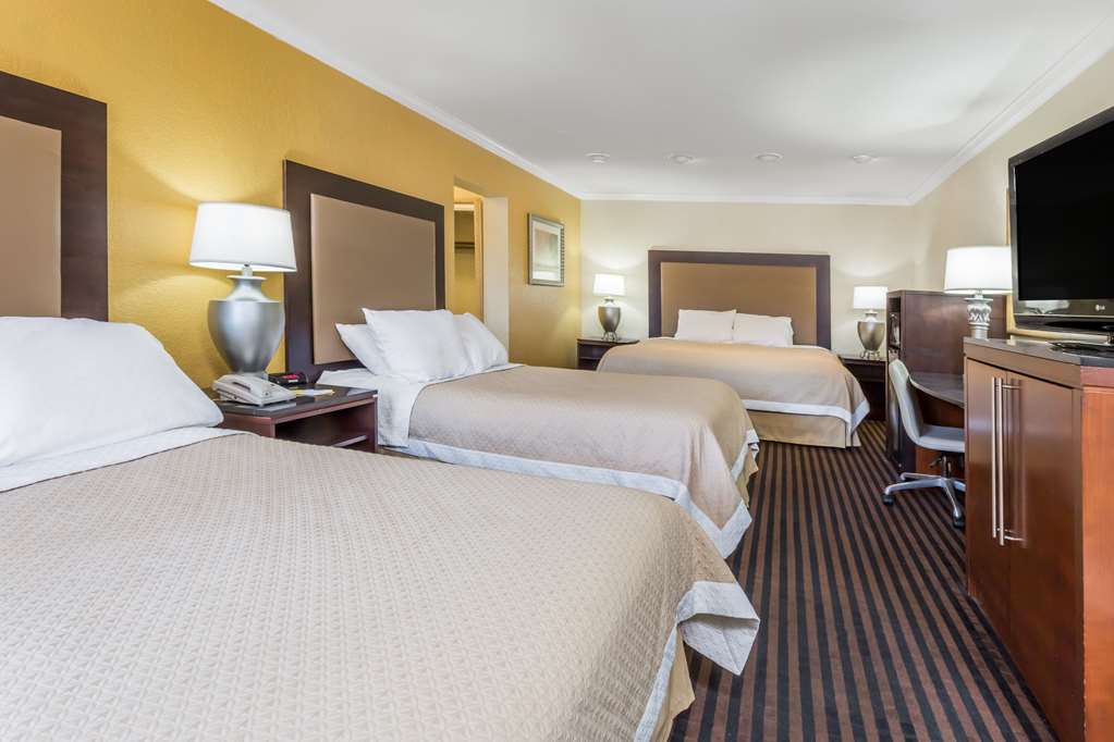 Days Inn by Wyndham Pensacola Historic Downtown - photo 8