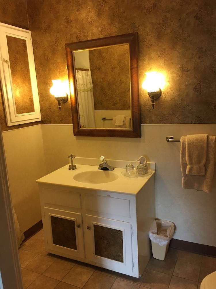 Victorian Charm Inn - photo 13