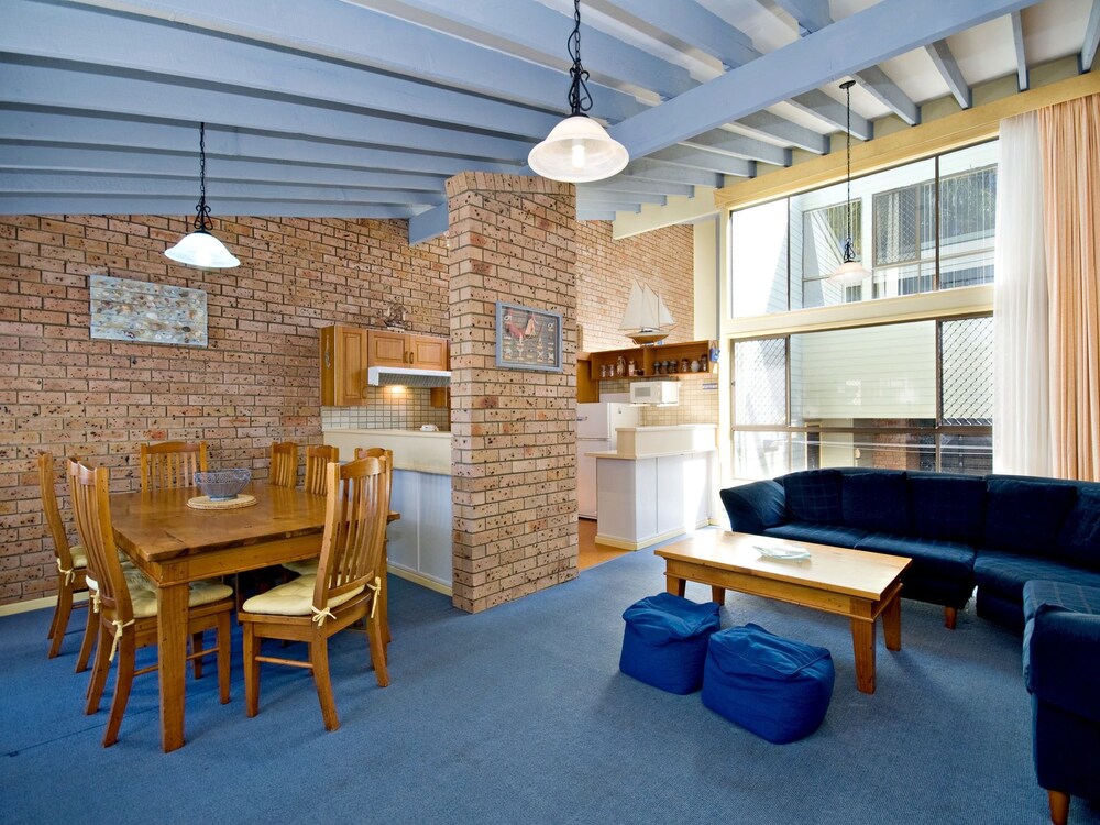 Bay Parklands 4 2 Gowrie Avenue pool & tennis court — 4-Star Luxury Hotel in Nelson Bay, Australia