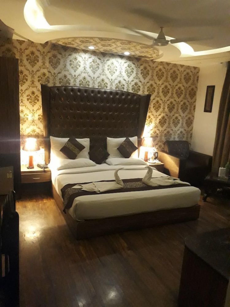 Hotel Waterfall in New Delhi, India