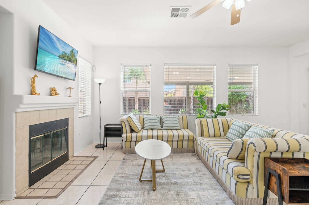 Bright & Airy 5B Home Workspace & Outdoor Lounge — 4-Star Luxury Hotel in Moreno Valley, United States