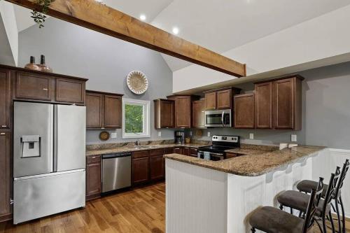 5 bedroom Lakeside Family Getaway with Playground — 4-Star Luxury Hotel in Louisa, United States