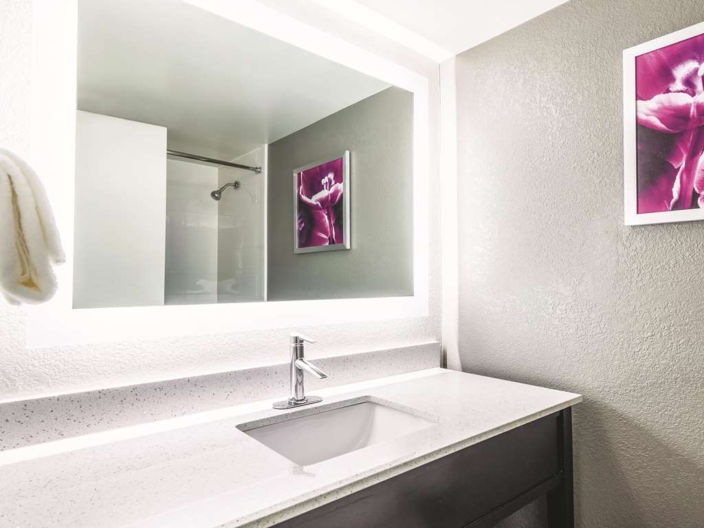 La Quinta Inn & Suites by Wyndham Cincinnati Sharonville - photo 33