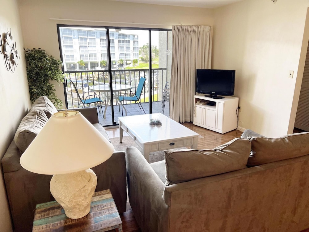 Santa Maria Harbour 203 Wkly 2 Bedroom Condo by Redawning — 4-Star Luxury Hotel in Fort Myers Beach, United States