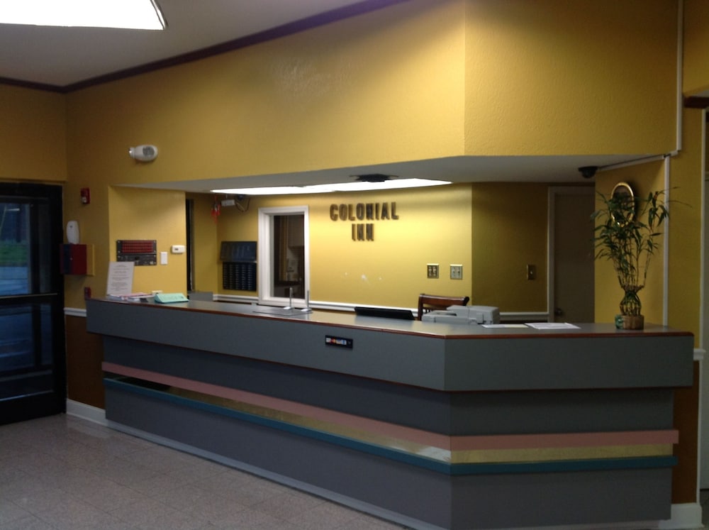 Colonial Inn & Suites Airport Graceland - photo 2