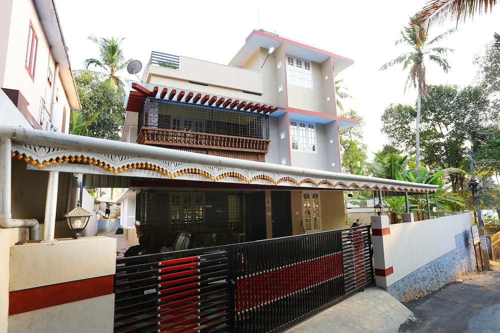 Oyo Home 28030 Spacious Stay — 5-Star Luxury Hotel in Thiruvananthapuram, India