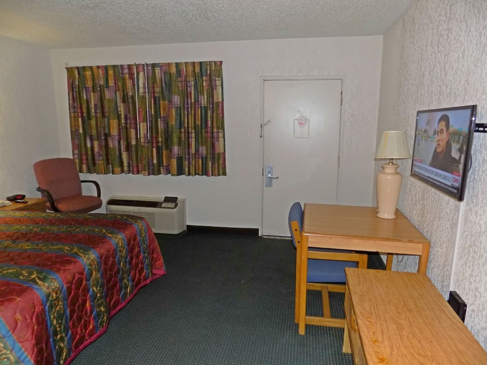Topeka Plaza Inn - photo 17