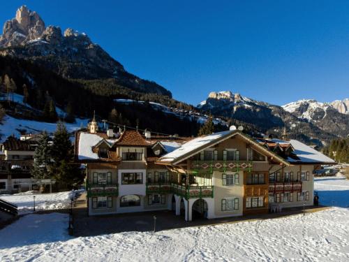 Residence Holiday — 4-Star Luxury Hotel in Pozza Di Fassa, Italy