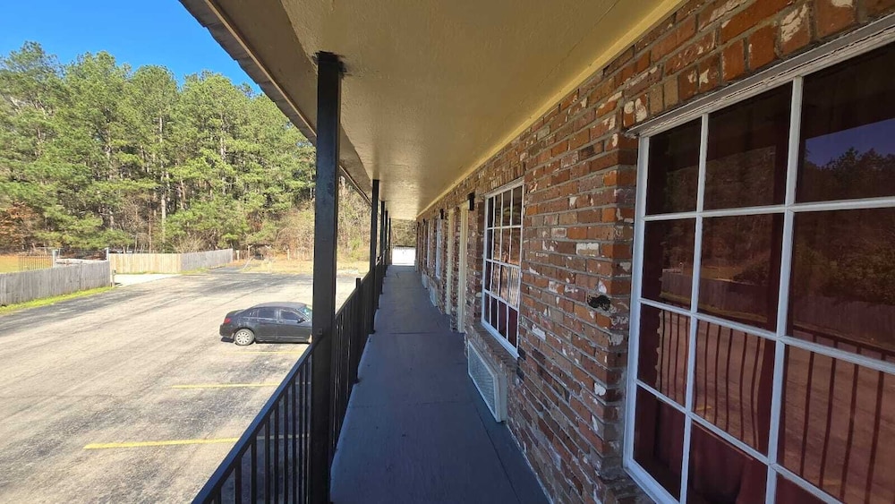 Jeffersonian Motor Inn - photo 22