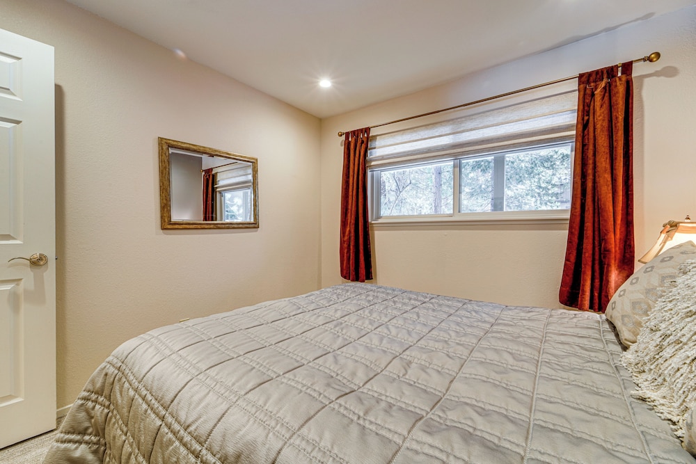 1 Mi To Diamond Peak Ski Resort Condo with Pool - photo 12