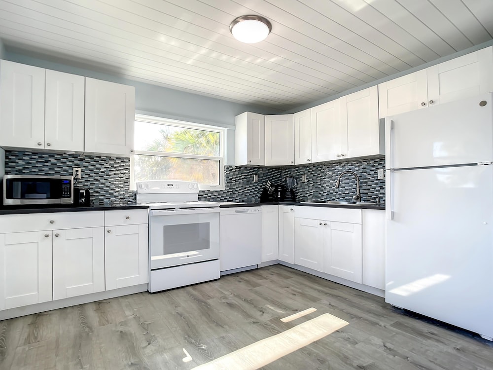 Bikini Top Duplex with Pool 2 Minutes from Beach Flagler Avenue - photo 13
