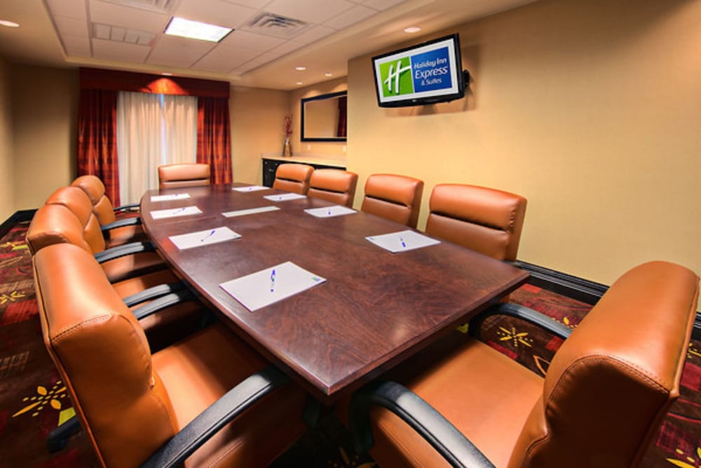 Holiday Inn Express & Suites Cotulla by IHG - photo 40
