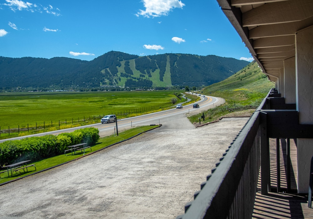 Elk Refuge Inn - photo 100