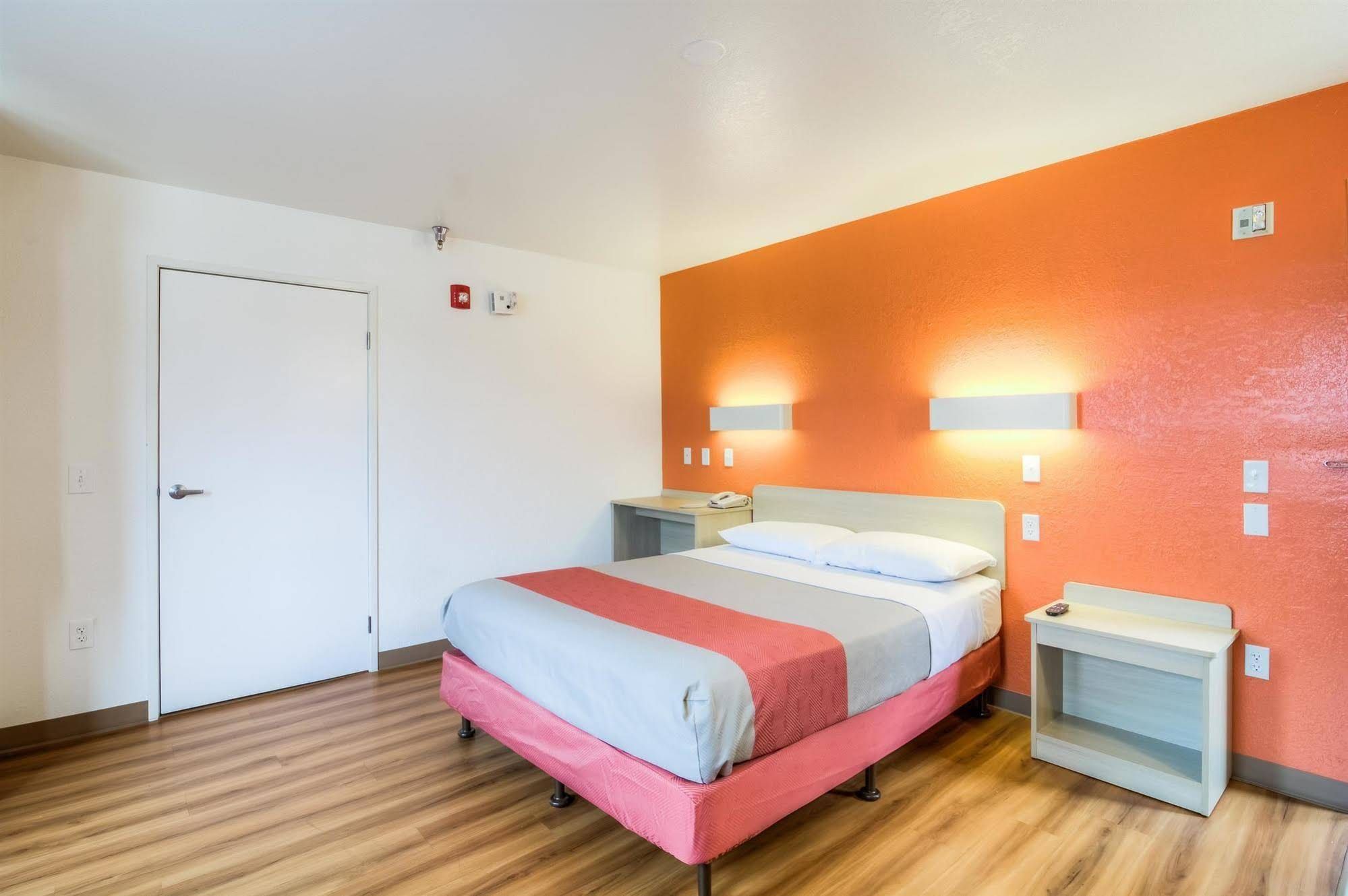 Motel 6 Chicago Elk Grove - photo 28