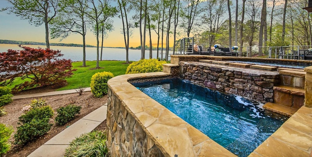 Paradise Peninsula in Mooresville, United States