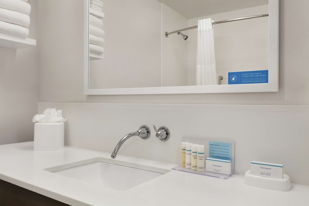 Hampton Inn Houston Hobby Airport - photo 28