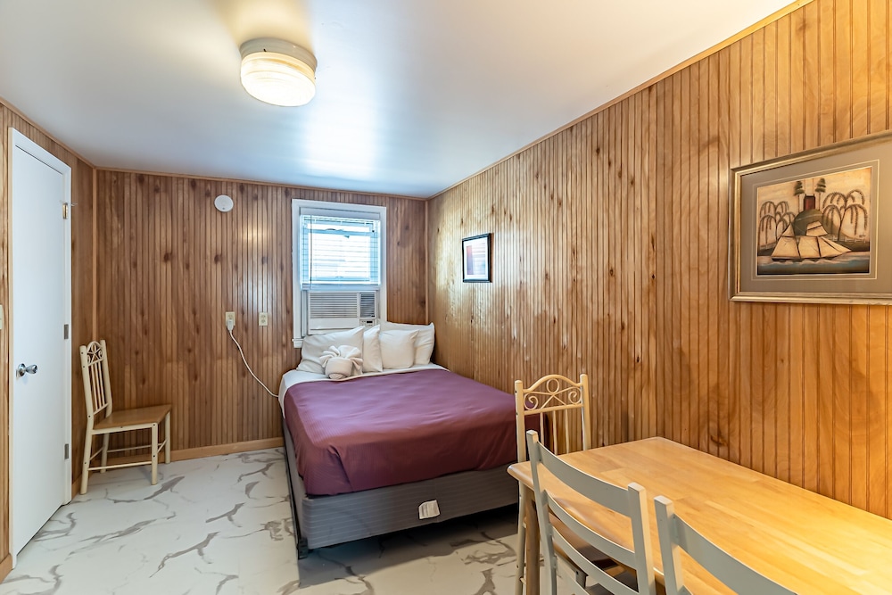 Boardwalk Sand & Surf Inn Oceanfront - photo 9