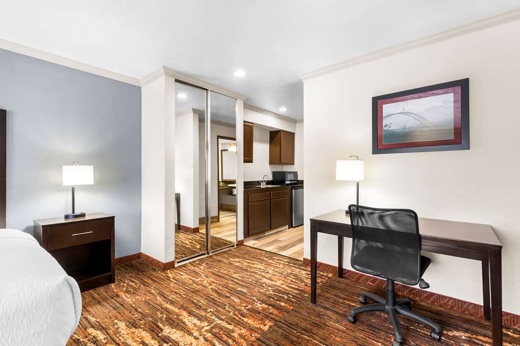 Best Western Plus Parkway Inn - photo 28