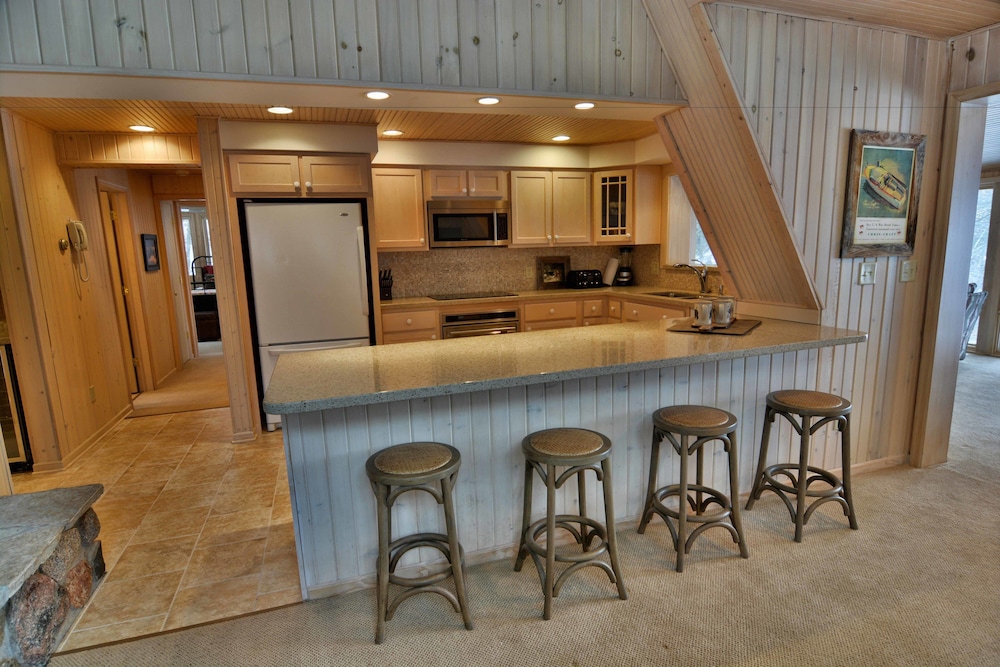 Serenity On Lake Owen 5 Bedroom Hotel Room by RedAwning - photo 12