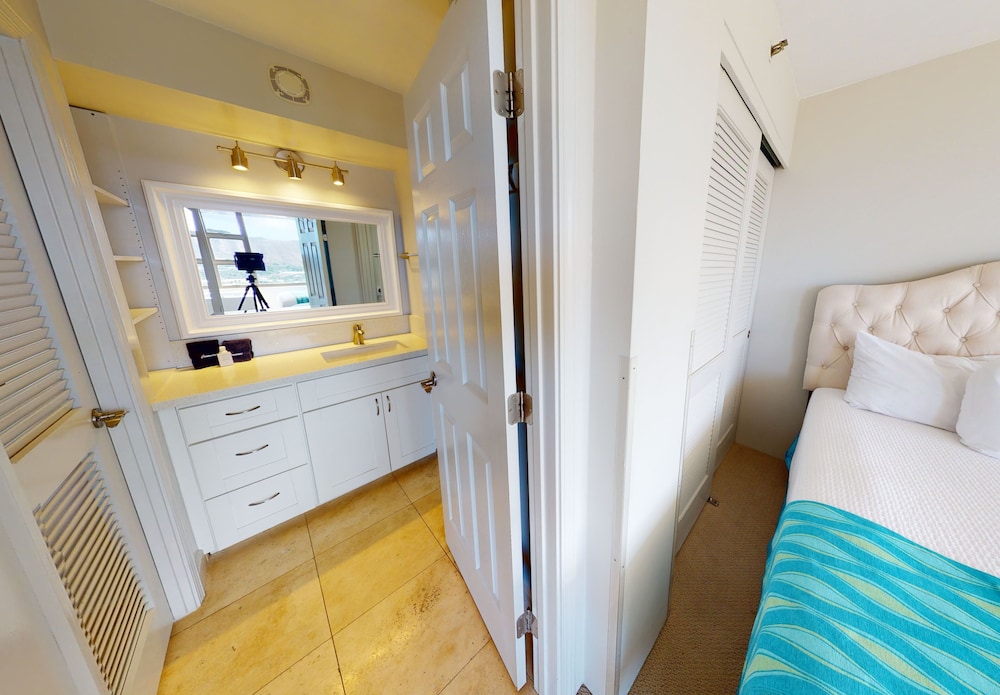Sleek & Modern 32nd Floor Condo at the Waikiki Banyan Free parking by Koko Resort Vacation Rentals - photo 5