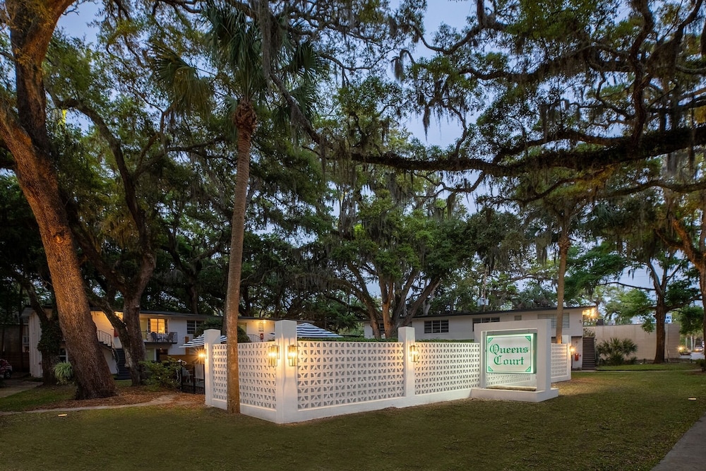 Queen’s Court Inn in Saint Simons Island, United States