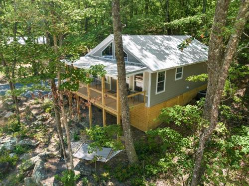 The Otter Box Cabin 92 Acres Beside DeSoto State Park — 4-Star Luxury Hotel in Fort Payne, United States