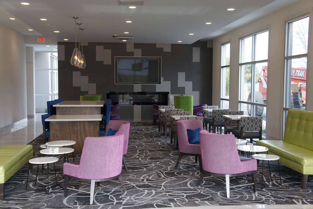 La Quinta Inn & Suites by Wyndham Mobile - photo 20