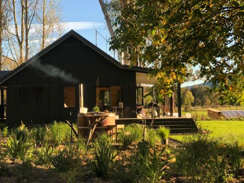 Fiery Peak Eco Retreat with Stargazing & Hot tub — 4-Star Luxury Hotel in Geraldine, New Zealand