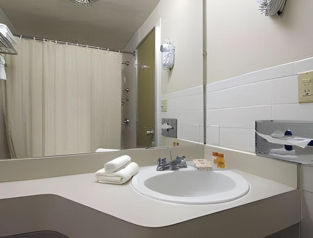 Knights Inn Liberty - photo 13