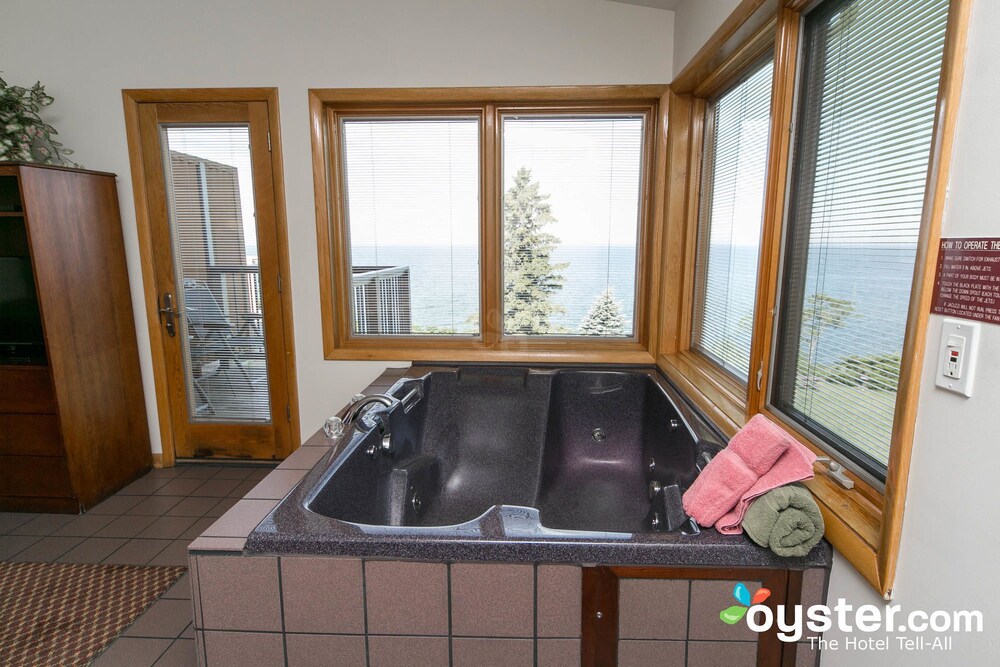 Lake Bluff Inn and Suites - photo 34