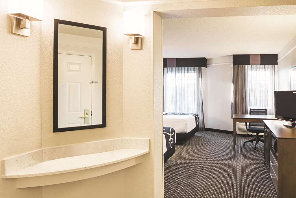 La Quinta Inn & Suites by Wyndham Fort Worth North - photo 19