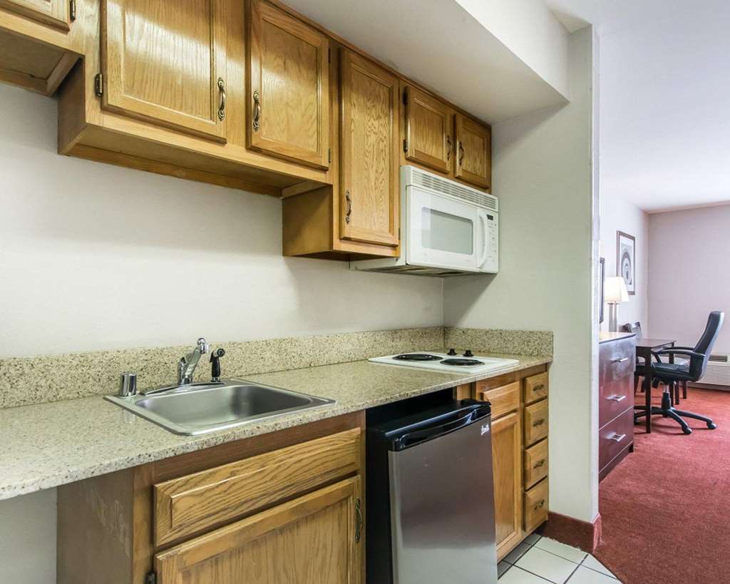Quality Inn & Suites University Airport - photo 19