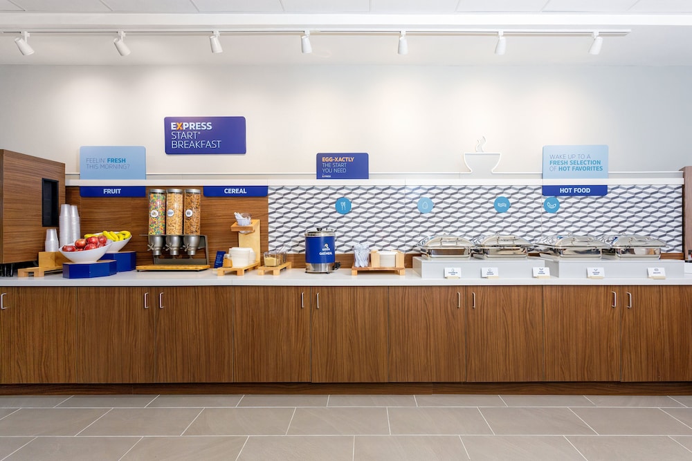 Holiday Inn Express & Suites Tampa Stadium Airport Area by IHG - photo 37