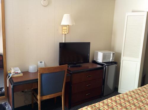 Economy Inn Toledo Perrysburg - photo 5