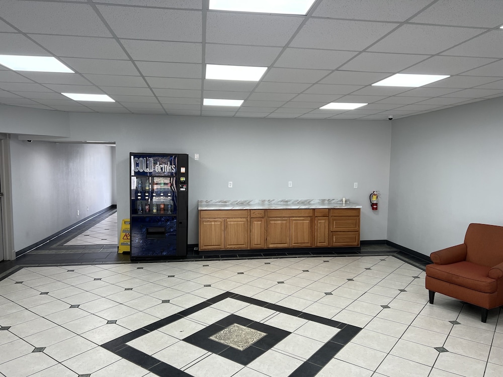 Econo Lodge Commerce - photo 6