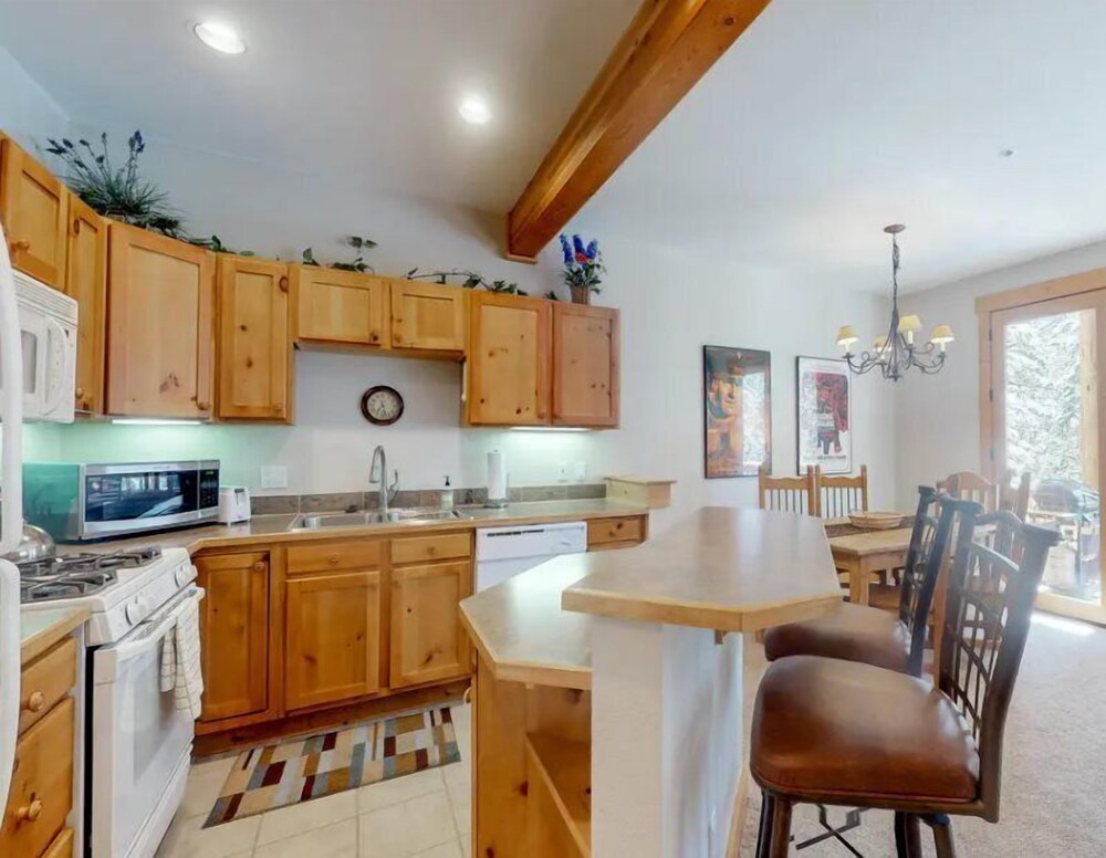 Charming Condo Nestled in the East Keystone Resort Neighborhood Shuttle to Ski Slopes Outdoor Pool and Hot Tub - photo 6