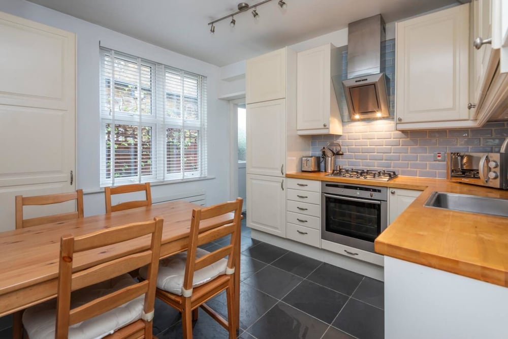 Ground Floor Apartment Private Garden — 4-Star Luxury Hotel in London, United Kingdom