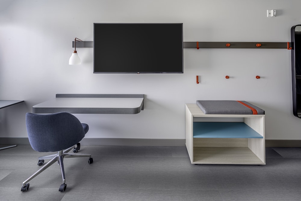 avid hotel Milwaukee West Waukesha by IHG - photo 6