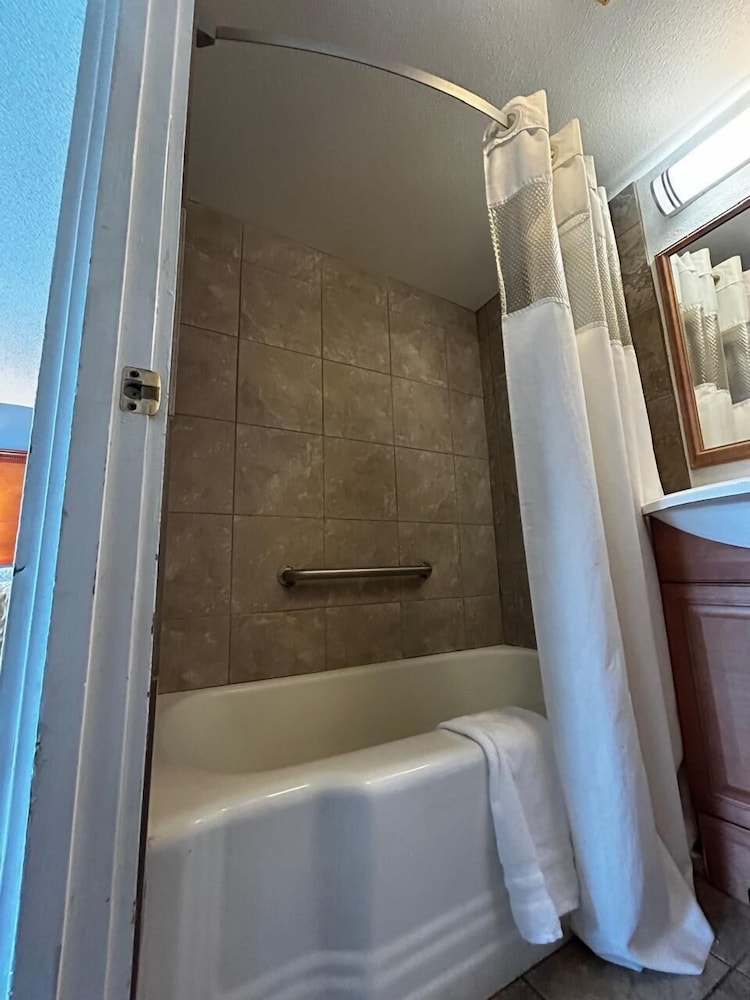 Travelers Inn by OYO Longview Kelso - photo 18