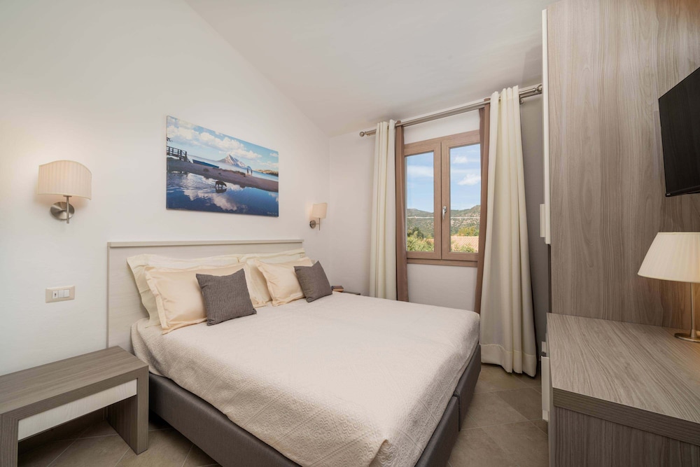 Residenza L'Alzoni — 4-Star Luxury Hotel in San Teodoro, Italy